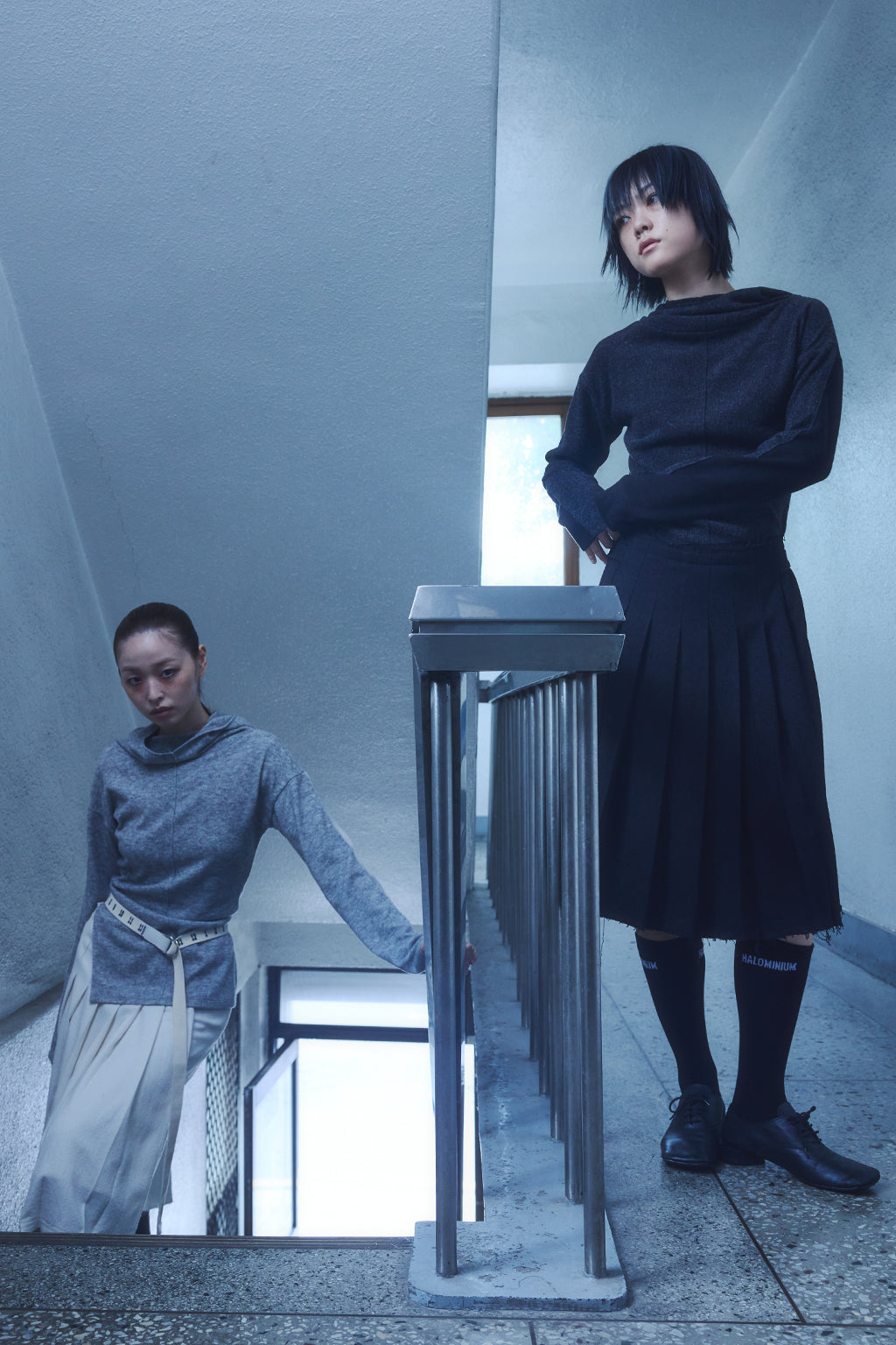 BUTTON PLEATED WRAP SKIRT / BLACK