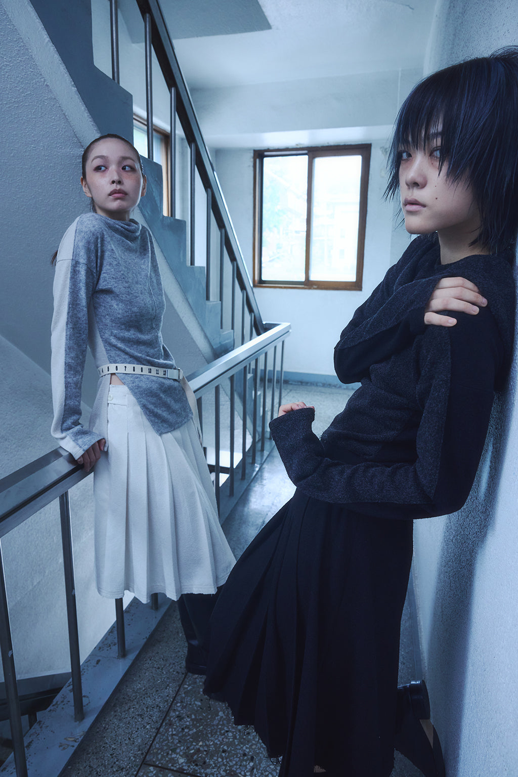 BUTTON PLEATED WRAP SKIRT / BLACK