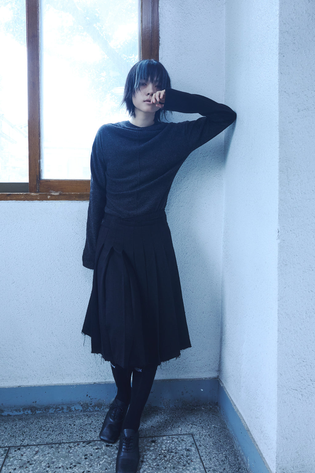 BUTTON PLEATED WRAP SKIRT / BLACK