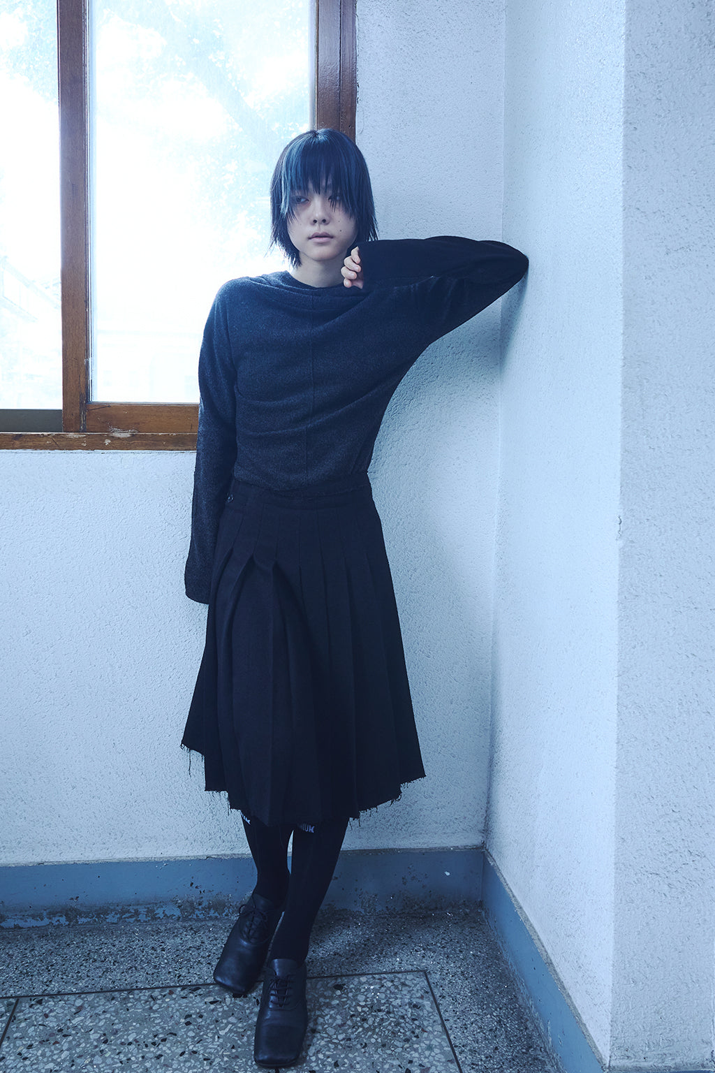 BUTTON PLEATED WRAP SKIRT / BLACK
