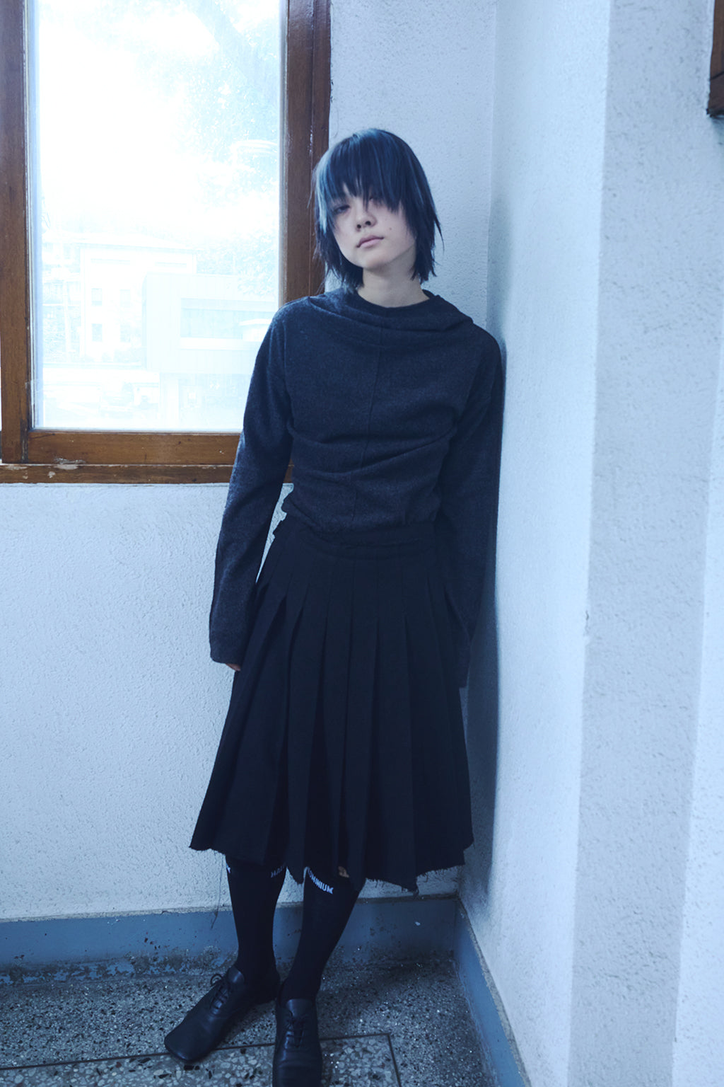 BUTTON PLEATED WRAP SKIRT / BLACK