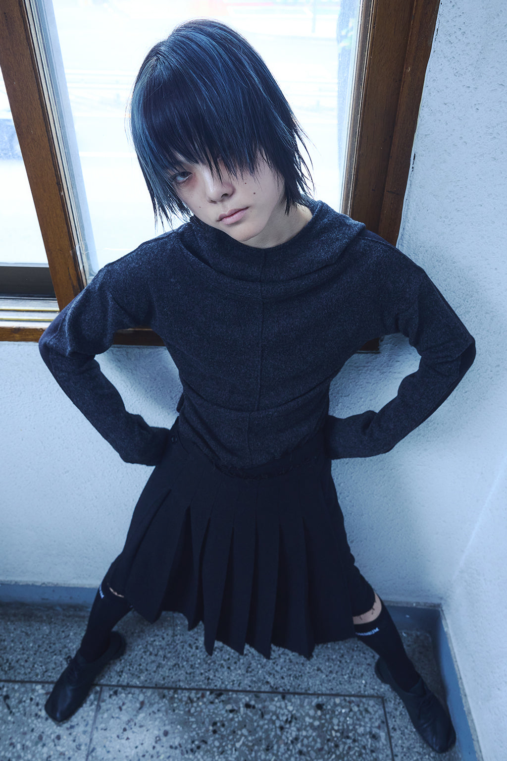BUTTON PLEATED WRAP SKIRT / BLACK