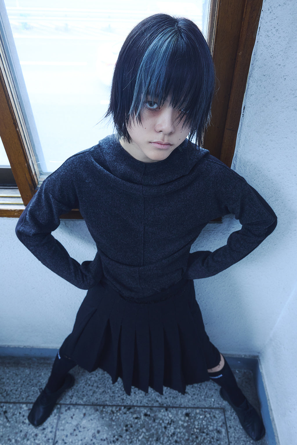BUTTON PLEATED WRAP SKIRT / BLACK