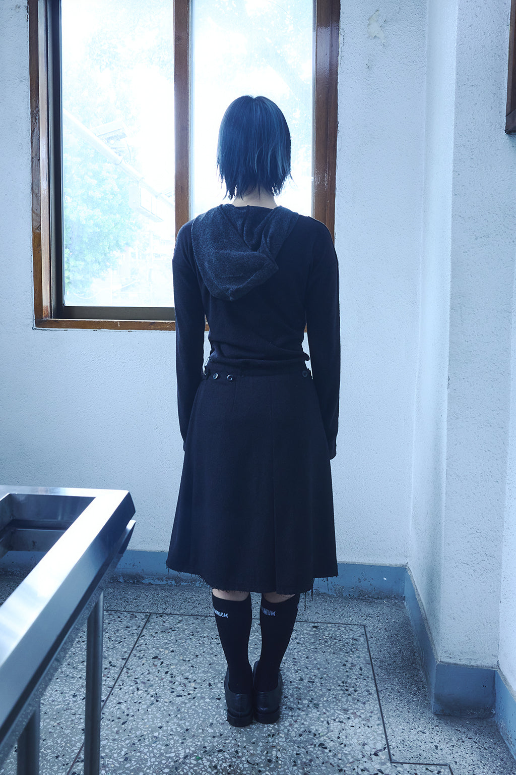 BUTTON PLEATED WRAP SKIRT / BLACK