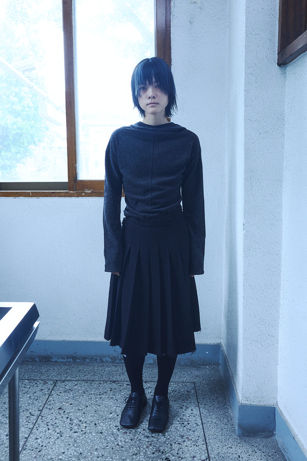 BUTTON PLEATED WRAP SKIRT / BLACK