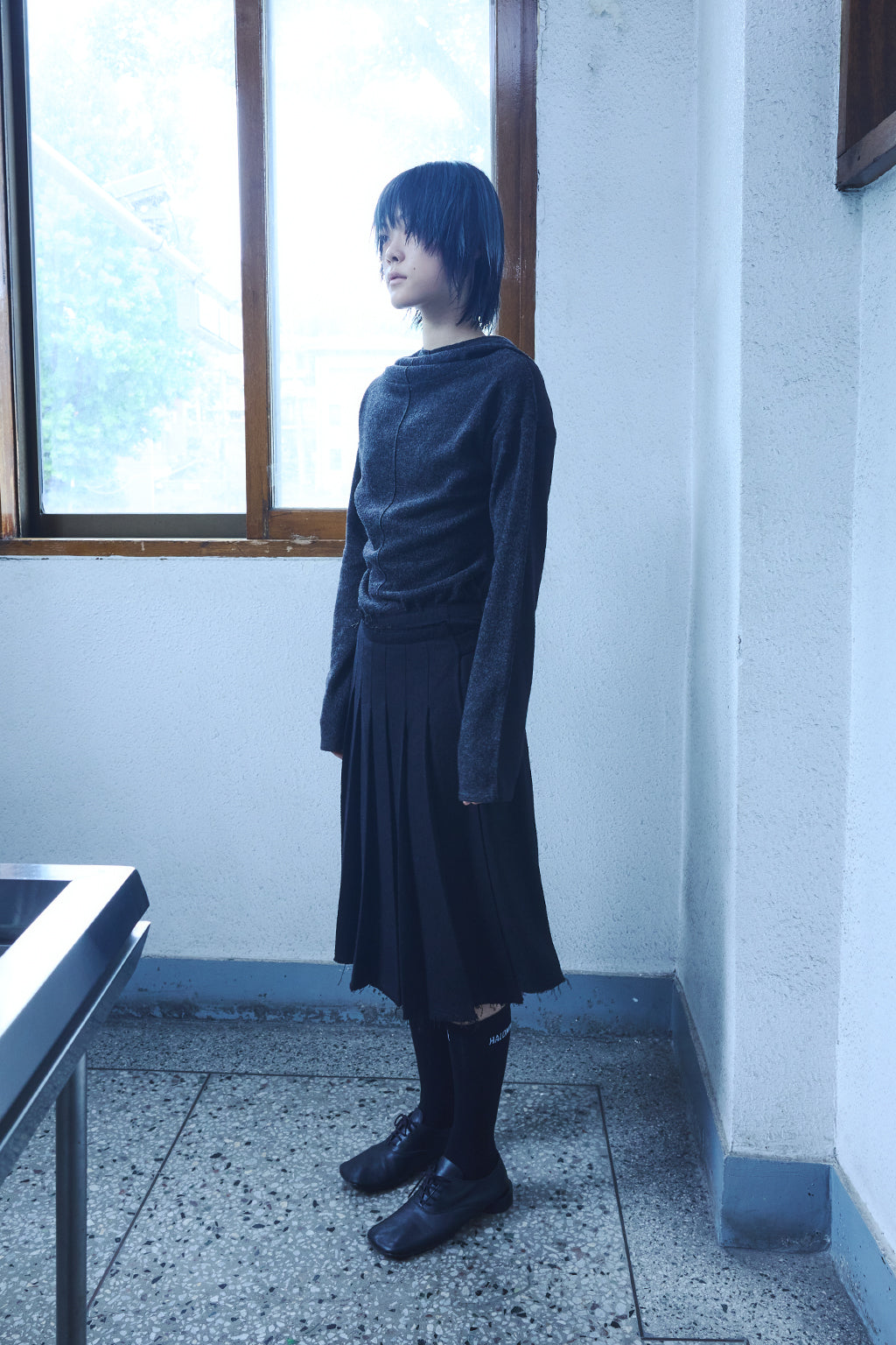 BUTTON PLEATED WRAP SKIRT / BLACK