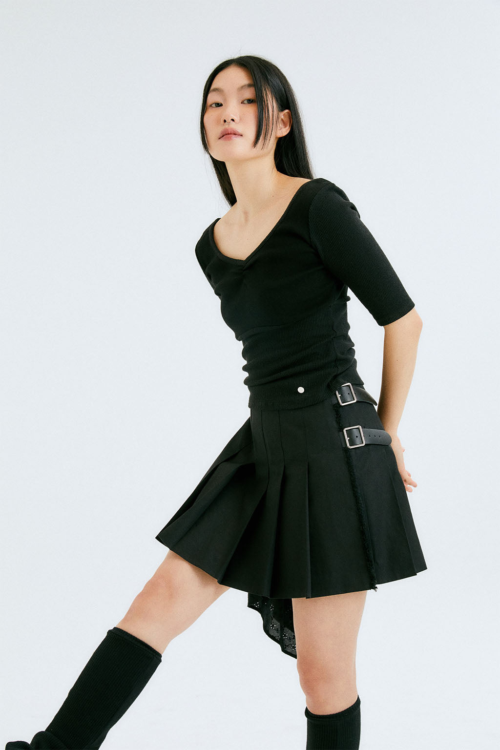 UNBALANCE PLEATED WRAP SKIRT / BLACK